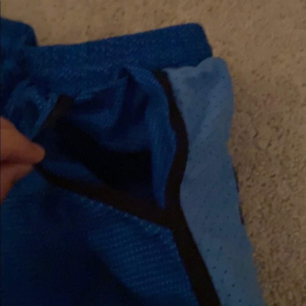 UNDER ARMOUR RUNNING SHORTS - Picture 2 of 2